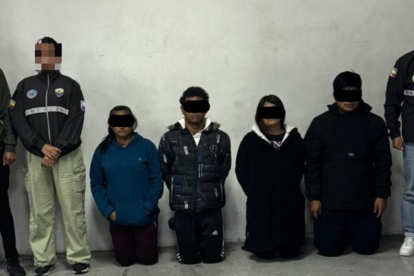 Entre la evidencias recabadas figuran cuatro celulares, una motocicleta robada y comprobantes de pago.
Las capturas se efectuaron en operaciones simultáneas en las provincias andinas de Pichincha e Imbabura