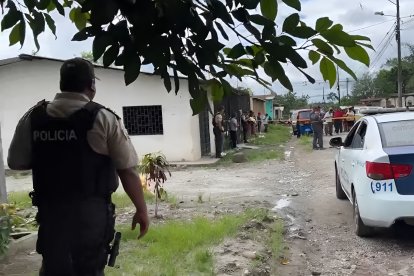 Agentes de la Policía Nacional realizan pericias en la escena del crimen en el barrio San Pablo, sector 4 de La Nueva Concordia, tras el asesinato de un menor de edad.