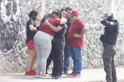 Familiares llegaron a la escena del crimen donde fue asesinado el joven de 18 años.