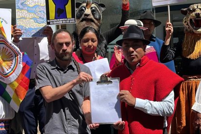 Leonidas Iza (derecha) estuvo presente durante la presentación de la demanda, en Quito.