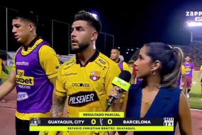 La periodista Joselyne Centeno intenta obtener una reacción del extremo Héctor Villalba.