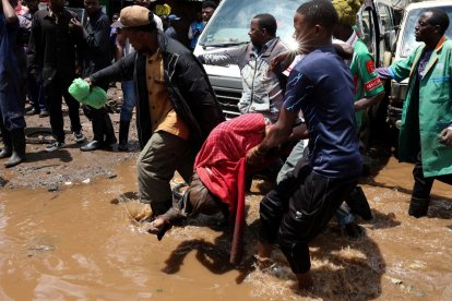Calles de Nairobi quedaron inundadas tras las lluvias torrenciales que golpearon la capital de Kenia