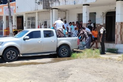 Policías y peritos levantan el cuerpo de Olimpo Vázquez, de 68 años, en las calles Malecón y Lavallen, en Esmeraldas. El ciudadano fue asesinado mientras jugaba naipes.
