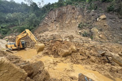 Con maquinarias retiraban la gran cantidad de lodo que cayó a la carretera.
