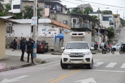 Policías realizaron el levantamiento de indicios tras el ataque ocurrido en la cooperativa Juan Montalvo, en el norte de Guayaquil.
