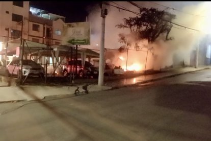 La Policía Nacional investiga el atentado que dejó siete vehículos incinerados