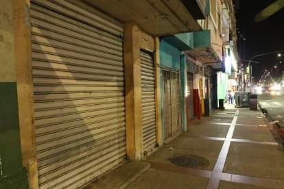 Calles de Santo Domingo vacías durante el toque de queda: autoridades realizan operativos de control nocturno en la provincia.