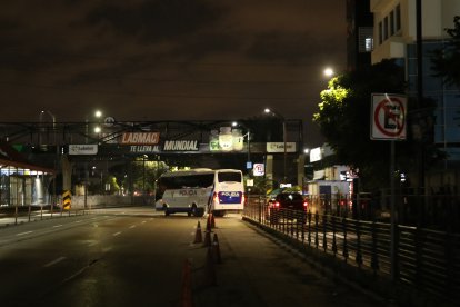 Un vehículo de la Policía de Ecuador patrulla en una calle tras el toque de queda este domingo, en Guayaquil (Ecuador).