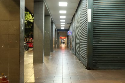 Fotografía que muestra un pasillo vacío tras el toque de queda este domingo, en Guayaquil (Ecuador).