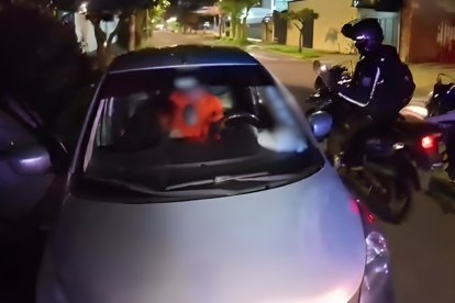 Una pareja tenía sexo en horas de la noche, dentro de un auto, en Quito.