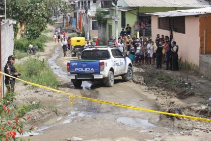 El lugar fue asegurado por efectivos de la Policía Nacional, quienes delimitaron el área.