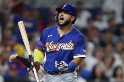 El slugger Anthony Santander celebra eufórico tras conectar un batazo clave con la selección de Venezuela.