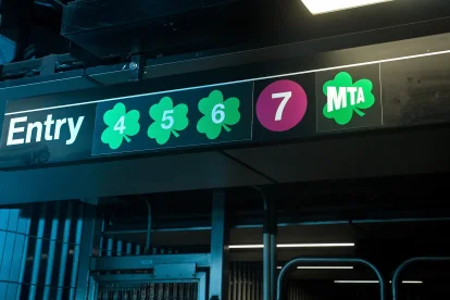 El metro de Nueva York sorprende con tréboles en sus señales para celebrar el Día de San Patricio