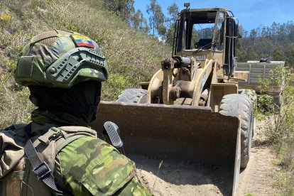 Maquinaria pesada fue destruida durante el operativo militar en la vía antigua a Guaranda por los militares.