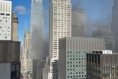 Un incendio en un rascacielos de Manhattan generó una gran columna de humo visible en toda la ciudad.