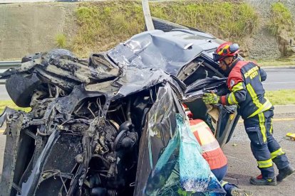 Un vehículo quedó virado y destrozado en la Ruta Viva, oriente de Quito.