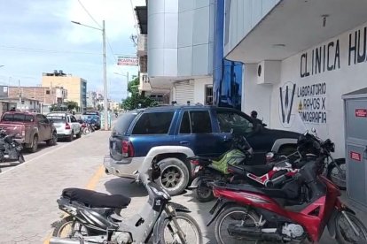 Agentes de la Policía Nacional del Ecuador realizan diligencias para esclarecer el atentado contra el comunicador