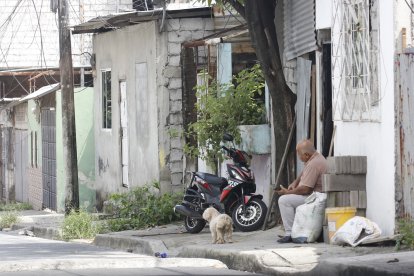 El abuelo de la pequeña Aithana lloraba desconsolado afuera de la casa donde vivía la niña. No entendía cómo la violencia le arrebató a su nieta.