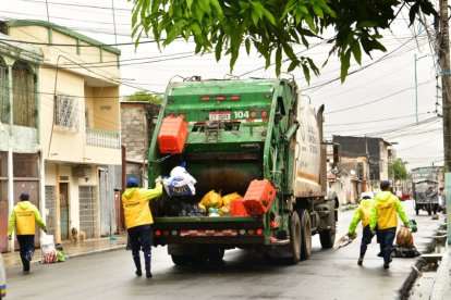 Personal de Urvaseo realiza la recolección de residuos en Guayaquil tras los ajustes de horario por toque de queda