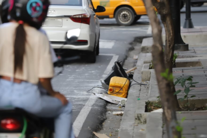 Objetos quedaron esparcidos en la vía tras ser lanzados desde un edificio.