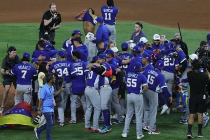 La selección de Venezuela celebra tras el último out que le dio la victoria en la final del Clásico Mundial de Béisbol 2026.
