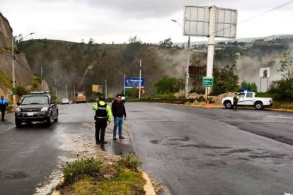 El cuerpo fue hallado en la vía con las manos atadas y varios impactos de bala.