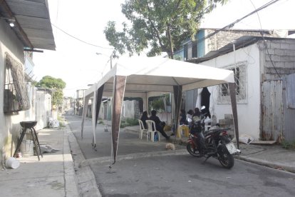 Familiares y vecinos despiden a Aithana en Pascuales.