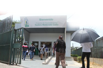 Las autoridades del IESS verificaron el estado del hospital en Guayaquil tras múltiples quejas ciudadanas sobre condiciones sanitarias y atención.