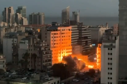Tras el bombardeo atribuido por Israel, el edificio colapso dejando víctimas y una escena de destrucción