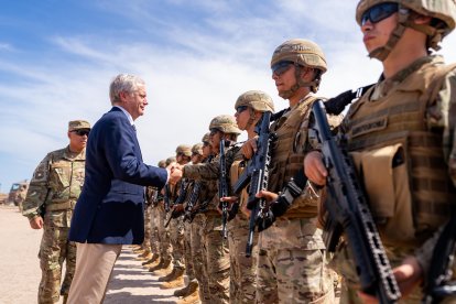 José Antonio Kast (i), presidente de Chile, saludando a militares en el punto de Observación Fronteriza en el complejo Chacalluta ese lunes, en Arica (Chile).
