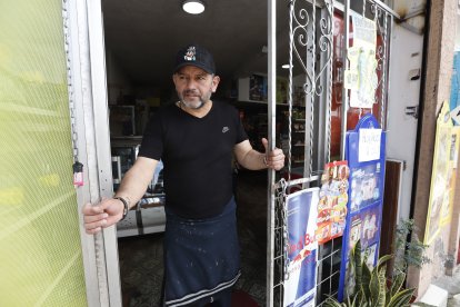 La tienda de Mario Yánez ha incorporado rejas de protección.