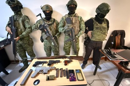 Los militares encontraron un gran arsenal en la casa intervenida.