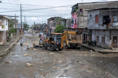 Cientos de pobladores de Babahoyo enfrentan las secuelas del desbordamiento de los ríos.