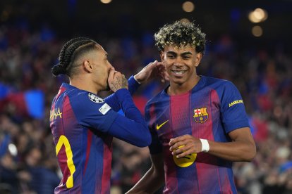 El delantero del Barcelona Lamine Yamal (d) celebra con Raphinha su gol ante Newcastle.