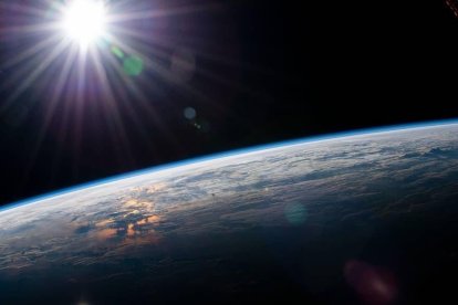 Astronautas de la NASA realizaron una caminata espacial para trabajar en los paneles solares de la ISS