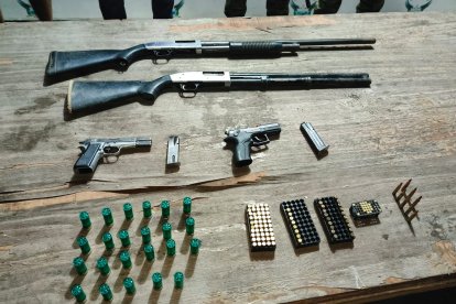Parte del armamento encontrado en una vivienda del cantón Naranjal.
