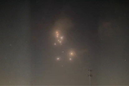 Sistemas de defensa aérea interceptaron misiles y drones sobre Dubái durante la madrugada, sin dejar víctimas