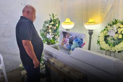 Joffre Cabrera observa con tristeza el féretro donde reposa el cuerpo de su nieta, sobre el cual se colocaron su fotografía y sus dos peluches preferidos.