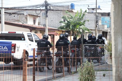 La policía llegó al lugar para coordinar las acciones en la escena.