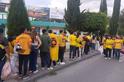 Hinchas de Barcelona SC llegan a Loja con ilusión y banderas, listos para apoyar a su equipo en el Estadio Reina del Cisne.