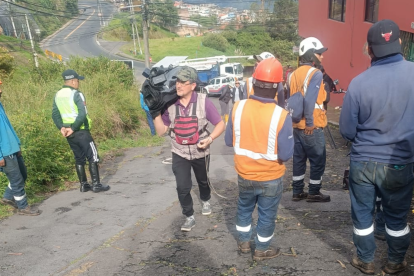 Árbol colapsa sobre vivienda y poste de luz en el sector La Lorena, en Conocoto, tras intensas lluvias en Quito.