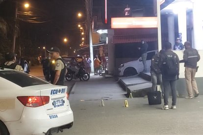 Agentes de la Policía Nacional acordonan la escena del crimen en el sector Tolita 2, sur de Esmeraldas, donde fue asesinado el comerciante Bryan Zanipatín.
