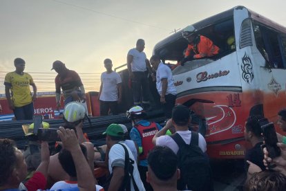 Equipos de rescate trabajaron por horas para liberar a los heridos.