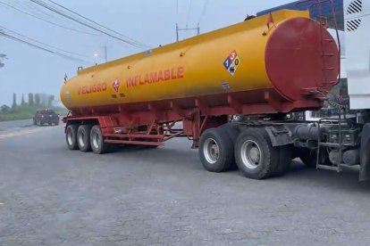 Un tanquero con combustible inflamable circula por vías de Esmeraldas, en medio de operativos militares y policiales contra el contrabando de hidrocarburos.