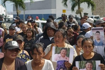 Los familiares de los pescadores piden que se intensifique la búsqueda