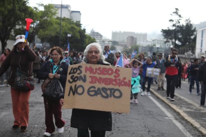Ciudadanos marcharon en Quito para rechazar la reforma al Cootad y defender servicios comunitarios