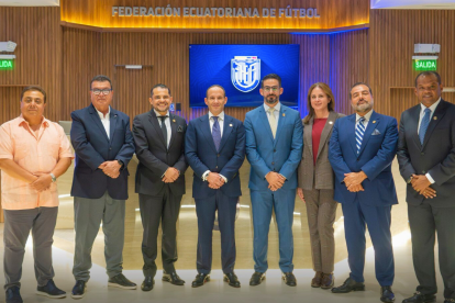 Francisco Egas (c), reelecto como presidente de la FEF, en compañía de su nuevo directorio.