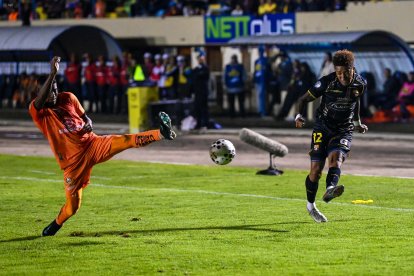 Barcelona SC y Libertad igualaron sin goles en el estadio Reina del Cisne.
