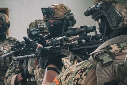 La Armada del Ecuador activó un operativo tras el incendio de una embarcación en altamar