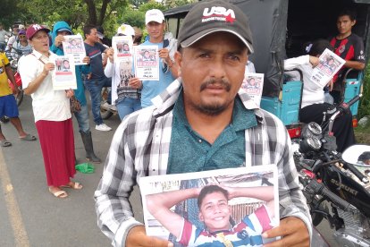 Carlos Avilés, tío del menor de edad desaparecido en Colimes, se integró a las jornadas de búsqueda.